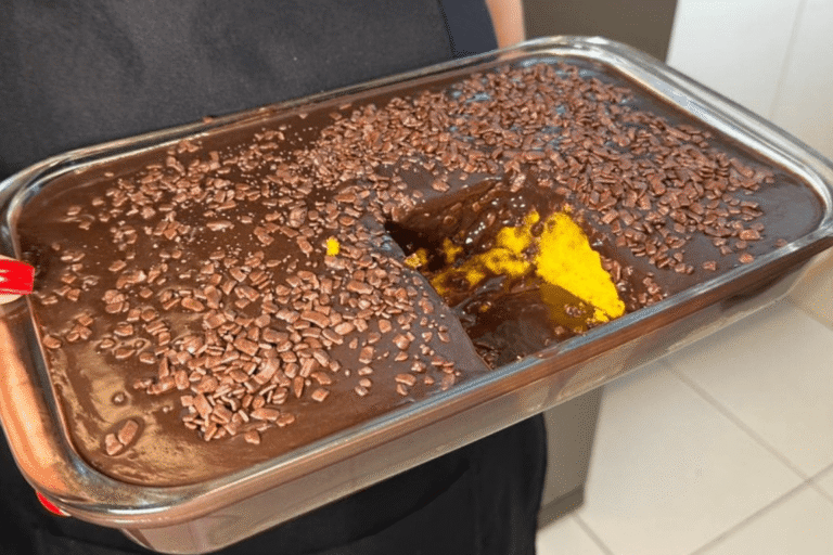Bolo de Cenoura Fofinho com Calda de Chocolate Cremosa