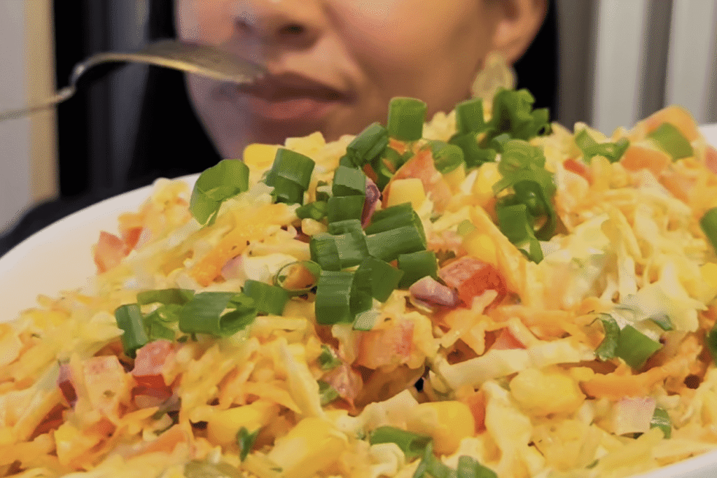 Salada Cremosa com Molho de Iogurte, Limão e Maionese
Uma salada completa, refrescante e com um molho caseiro que vai transformar sua refeição!