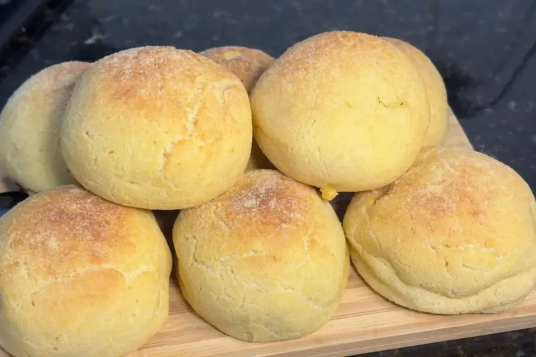 prenda a fazer a melhor broa de fubá recheada! Uma receita da vovó com massa cozida, super fofinha, com recheio de goiabada. Perfeita com café!