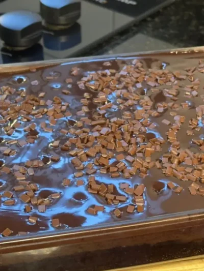 Aprenda a fazer o melhor Bolo de Chocolate bem molhadinho do mundo! Receita fácil com massa fofinha e duas caldas incríveis para um bolo super úmido.