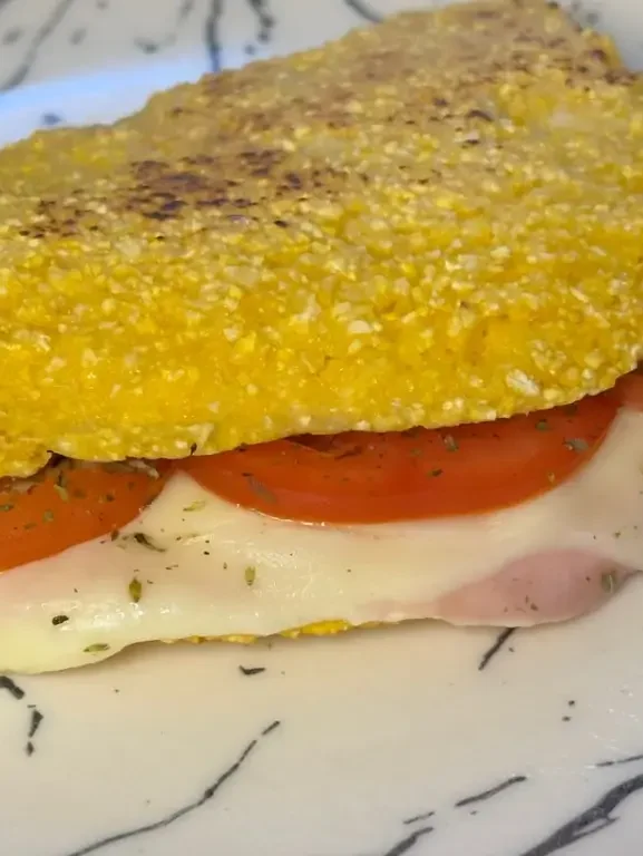 Aprenda a fazer Cuscuz de Frigideira recheado! Uma receita rápida, fácil e deliciosa, crocante por fora e macia por dentro. Perfeita para um lanche!