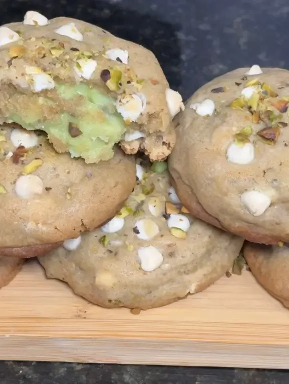 Aprenda a fazer o melhor cookie de pistache recheado do mundo! Receita fácil com massa macia e recheio cremoso de brigadeiro de pistache. Delicioso!