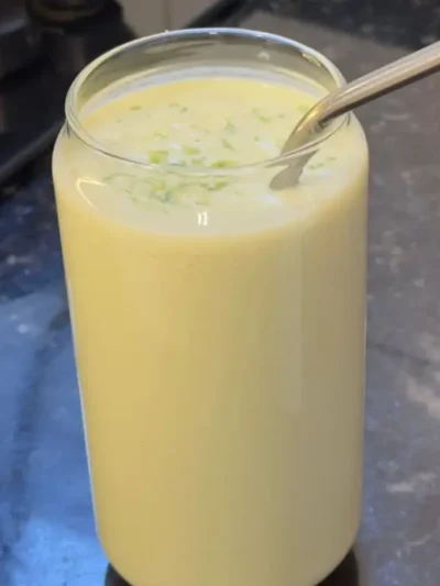 Aprenda a fazer a Batida de Abacate mais cremosa do mundo! Uma receita de vitamina super fácil, rápida e deliciosa, pronta em 5 minutos. Perfeita para o café da manhã!
