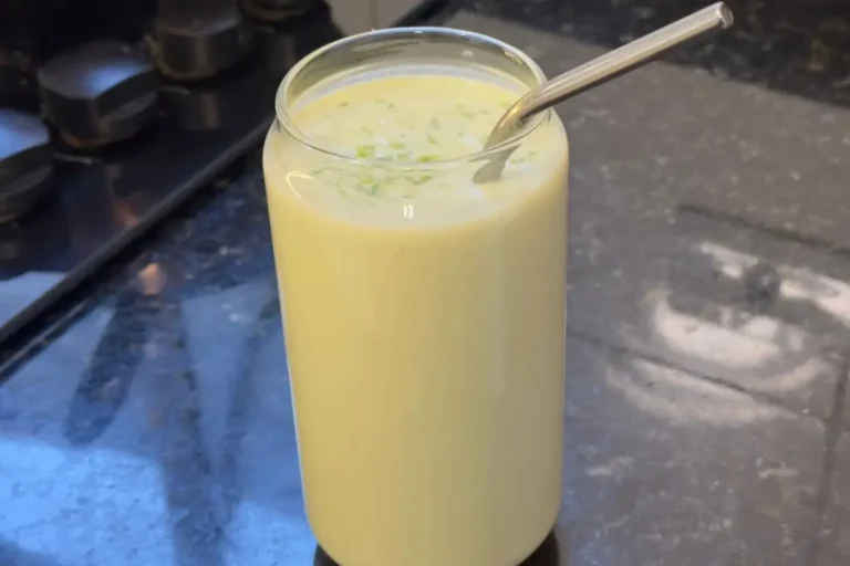 Aprenda a fazer a Batida de Abacate mais cremosa do mundo! Uma receita de vitamina super fácil, rápida e deliciosa, pronta em 5 minutos. Perfeita para o café da manhã!