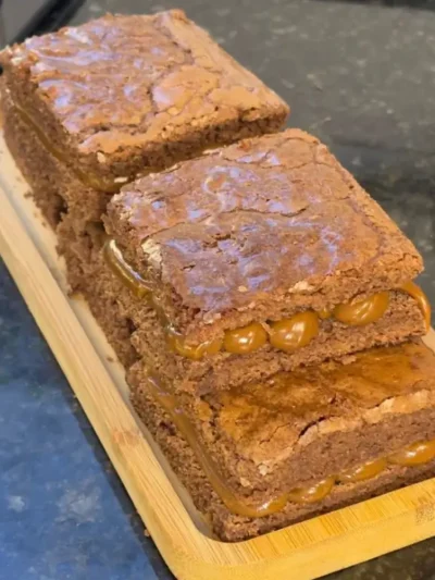 Aprenda a fazer o Bolo Brownie perfeito, com casquinha crocante por fora e miolo úmido! Uma receita fácil, rápida e super chocolatuda para qualquer ocasião.