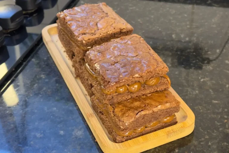 Aprenda a fazer o Bolo Brownie perfeito, com casquinha crocante por fora e miolo úmido! Uma receita fácil, rápida e super chocolatuda para qualquer ocasião.