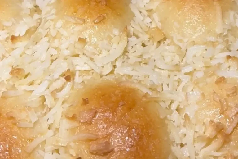 Aprenda a fazer um Pãozinho Fofinho com Creme de Coco que derrete na boca! Uma receita de padaria fácil, com massa macia e cobertura cremosa.