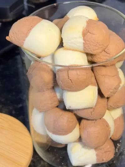 Aprenda a fazer o Biscoito dos Amores! Uma receita fácil com base de 3 ingredientes, que derrete na boca, unindo os sabores de Leite Ninho e Chocolate.