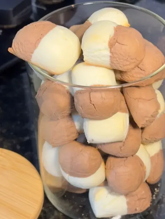 Aprenda a fazer o Biscoito dos Amores! Uma receita fácil com base de 3 ingredientes, que derrete na boca, unindo os sabores de Leite Ninho e Chocolate.