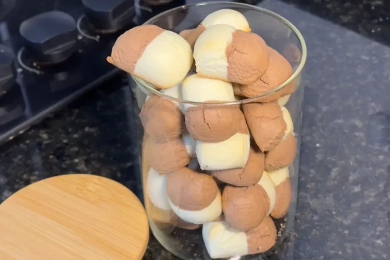 Aprenda a fazer o Biscoito dos Amores! Uma receita fácil com base de 3 ingredientes, que derrete na boca, unindo os sabores de Leite Ninho e Chocolate.
