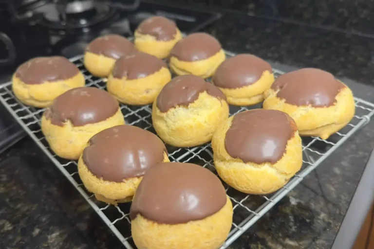 Aprenda a fazer Carolinas de padaria em casa! Uma receita fácil da massa choux perfeita, que fica oca por dentro e crocante. Recheie com doce de leite!