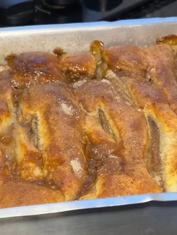 Aprenda a fazer um incrível Bolo de Banana com Doce de Leite e uma crostinha de açúcar e canela! Uma receita fácil, fofinha e com um resultado sensacional.