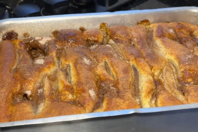 Aprenda a fazer um incrível Bolo de Banana com Doce de Leite e uma crostinha de açúcar e canela! Uma receita fácil, fofinha e com um resultado sensacional.