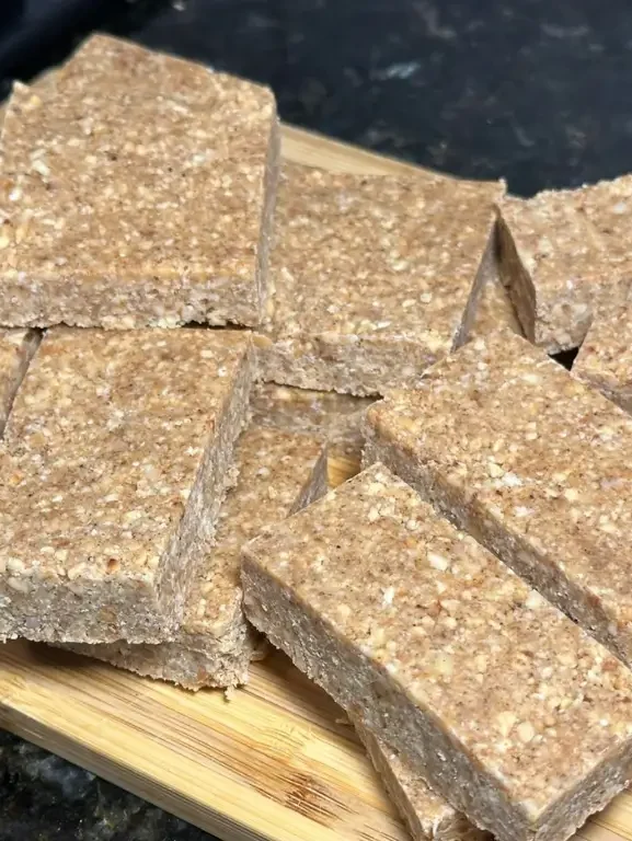 Aprenda a fazer Paçoca Caseira cremosa e sem forno! Uma receita fácil, rápida e deliciosa com amendoim, bolacha maisena e leite condensado.