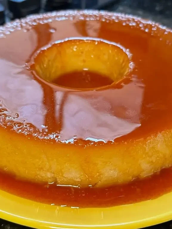 Aprenda a fazer um Pudim de Bolacha Maizena de liquidificador! Uma sobremesa fácil, econômica, super cremosa e sem furinhos. O resultado é incrível!