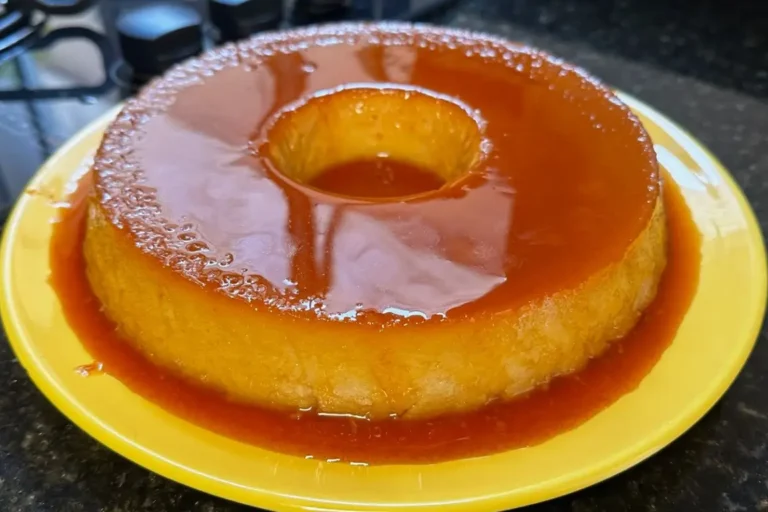 Aprenda a fazer um Pudim de Bolacha Maizena de liquidificador! Uma sobremesa fácil, econômica, super cremosa e sem furinhos. O resultado é incrível!