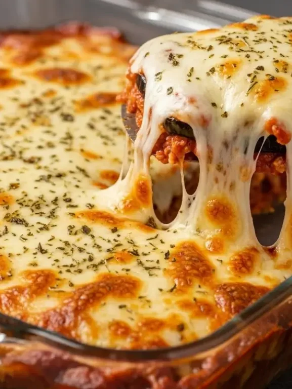 Aprenda a fazer a melhor Berinjela à Parmegiana, com uma casquinha super crocante de panko e fubá! Uma receita fácil, deliciosa e que não amarga.