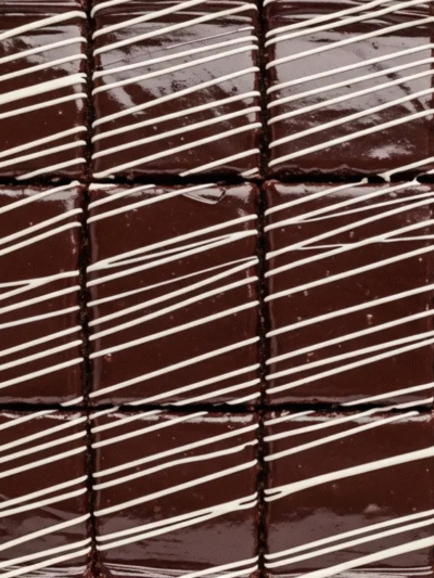 Aprenda a fazer Pão de Mel de Travessa com doce de leite e ganache! A receita mais fácil e deliciosa, super fofinha e sem precisar banhar um por um.