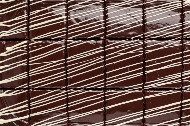 Aprenda a fazer Pão de Mel de Travessa com doce de leite e ganache! A receita mais fácil e deliciosa, super fofinha e sem precisar banhar um por um.