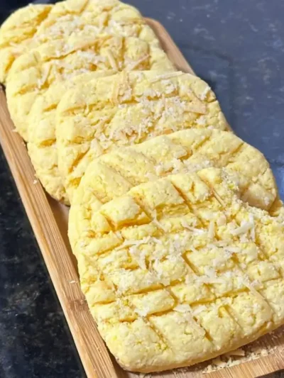 Aprenda a fazer a Bolacha Nordestina de Flocão com Parmesão! Uma receita sem glúten, com textura que derrete na boca. Simples, fácil e deliciosa com café.