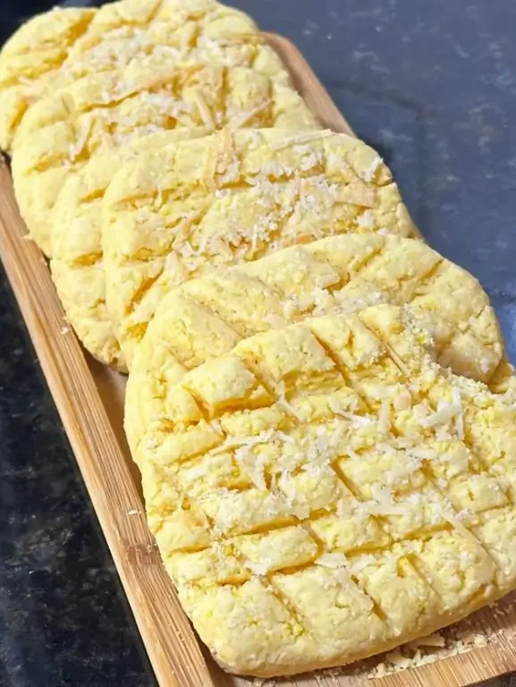Aprenda a fazer a Bolacha Nordestina de Flocão com Parmesão! Uma receita sem glúten, com textura que derrete na boca. Simples, fácil e deliciosa com café.