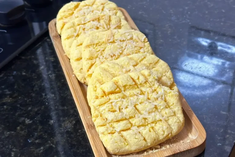 Aprenda a fazer a Bolacha Nordestina de Flocão com Parmesão! Uma receita sem glúten, com textura que derrete na boca. Simples, fácil e deliciosa com café.