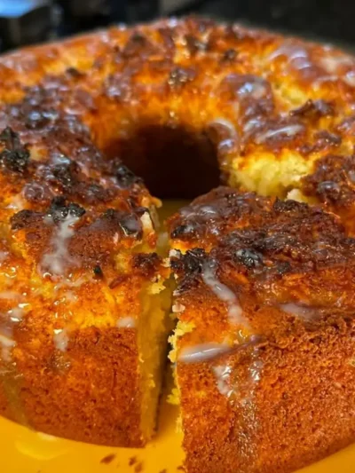 Aprenda a fazer o Bolo Toalha Felpuda, o bolo mais 'cocudo' do mundo! Uma receita fácil, fofinha e com uma cobertura cremosa de coco e leite condensado.