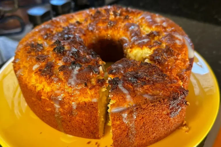 Aprenda a fazer o Bolo Toalha Felpuda, o bolo mais 'cocudo' do mundo! Uma receita fácil, fofinha e com uma cobertura cremosa de coco e leite condensado.