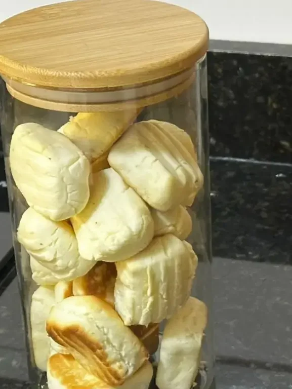 Aprenda a fazer o Biscoito de Limão que derrete na boca! Uma receita fácil, com amido de milho e poucos ingredientes, para um biscoitinho que desmancha.