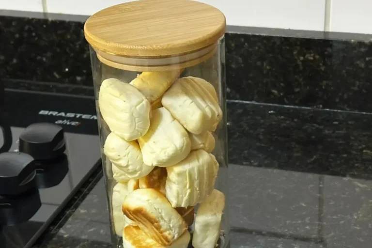 Aprenda a fazer o Biscoito de Limão que derrete na boca! Uma receita fácil, com amido de milho e poucos ingredientes, para um biscoitinho que desmancha.