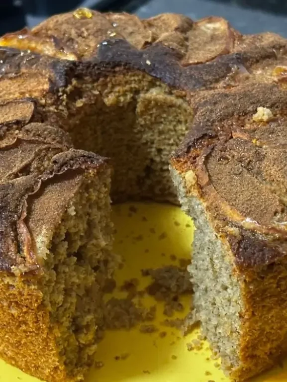 Aprenda a fazer um Bolo de Maçã com Aveia de liquidificador! Uma receita saudável, sem glúten e sem açúcar refinado, super fofinha, fácil e deliciosa.