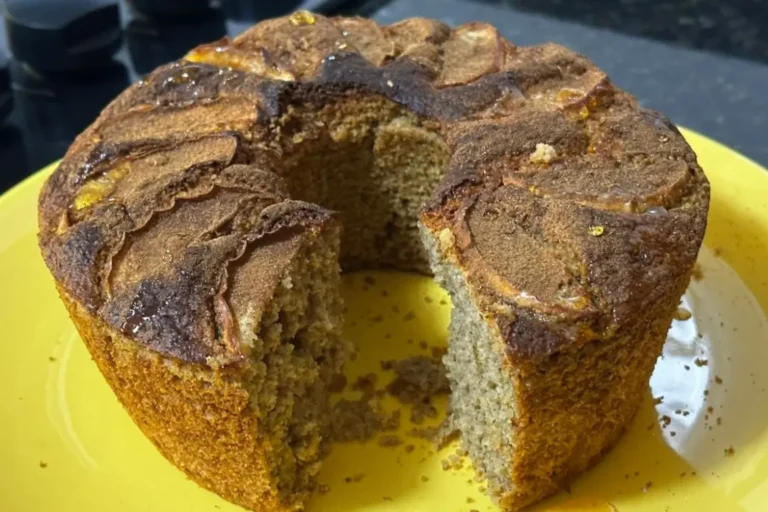 Aprenda a fazer um Bolo de Maçã com Aveia de liquidificador! Uma receita saudável, sem glúten e sem açúcar refinado, super fofinha, fácil e deliciosa.