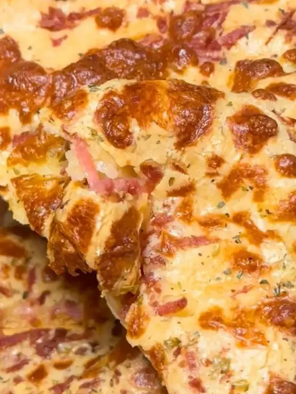 Esqueça a pizza tradicional! Aprenda a fazer a Pizza de Polvilho de liquidificador, uma receita sem glúten com massa de pão de queijo e super fácil.