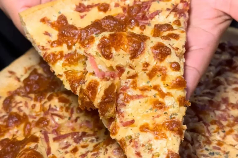 Esqueça a pizza tradicional! Aprenda a fazer a Pizza de Polvilho de liquidificador, uma receita sem glúten com massa de pão de queijo e super fácil.