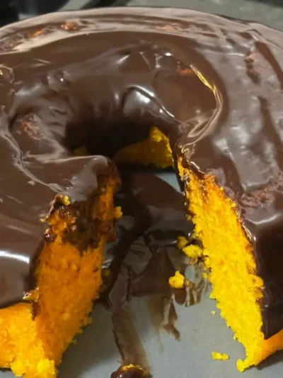 Aprenda a fazer um incrível Bolo de Cenoura de Flocão, sem glúten e de liquidificador! Uma receita fofinha, úmida e deliciosa, perfeita para todos.