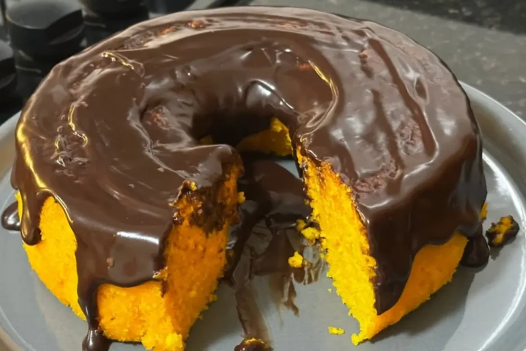 Aprenda a fazer um incrível Bolo de Cenoura de Flocão, sem glúten e de liquidificador! Uma receita fofinha, úmida e deliciosa, perfeita para todos.