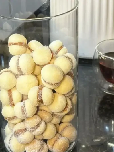 Aprenda a fazer o Casadinho de Doce de Leite que derrete na boca! Uma receita de biscoito amanteigado da vovó, super fácil de fazer para vender ou presentear.