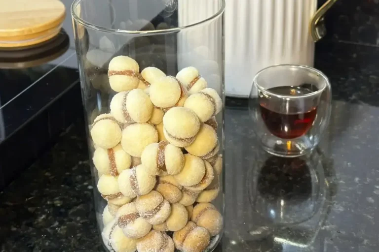 Aprenda a fazer o Casadinho de Doce de Leite que derrete na boca! Uma receita de biscoito amanteigado da vovó, super fácil de fazer para vender ou presentear.