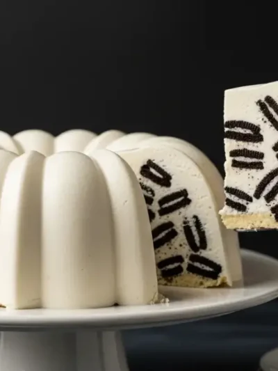 Aprenda a fazer a Torta Mousse de Oreo mais fácil do mundo! Uma sobremesa cremosa, sem forno, com pedaços de bolacha. Deliciosa, linda e super simples!