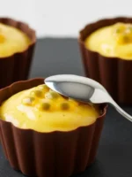 Aprenda a fazer Copinho de Chocolate com Mousse de Maracujá! Uma sobremesa fácil, sem forno, com copinho comestível. Linda, divertida e deliciosa!